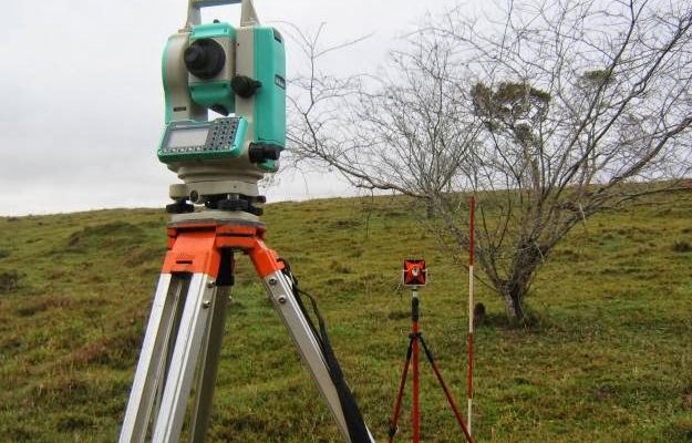 Equipamento de análise da inclinação do terreno para a construção da sua casa